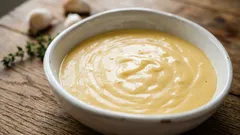 この10分でできるチーズソースは、マヨネーズやケチャップの代わりになります。パンに塗るだけでも作ります